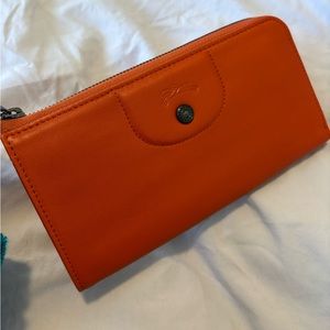 Longchamp cuir wallet. Lightly used